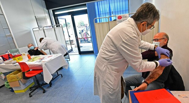 Vaccino Lazio, prenotazioni aperte per gli over 65: 37 mila appuntamenti in poche ore