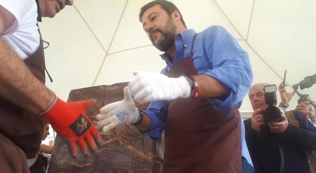 Salvini a Perugia: «Non vorrei Conte tassasse anche la cioccolata»