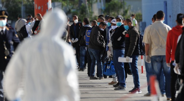 Coronavirus, 64 migranti positivi a Pozzallo. L'assessore: «La Sicilia non lo merita» Coronavirus, 64 migranti positivi a Pozzallo. L'assessore: «La Sicilia non lo merita»