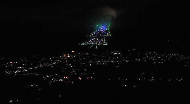 Gubbio, Papa Francesco accende l'albero di Natale alto 750 metri: «Che sia la luce di Gesù»