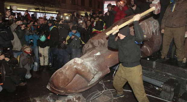 Ucraina, decapitata la statua di Lenin: assaltati i palazzi del governo