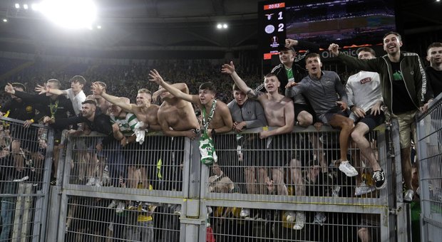 Lazio, 12 ultras arrestati: cercavano il contatto con i tifosi del Celtic. Ferito un poliziotto