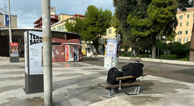 Sos piazza Pertini, smartphone scippato ad una donna, i commercianti chiedono aiuto: «Ragazzini ubriachi e risse ad ogni ora»