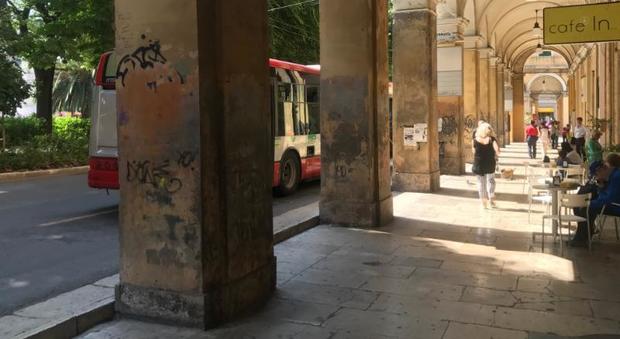 Entra nel negozio e ruba occhiali La titolare lo insegue e si ferisce Entra nel negozio e ruba occhiali La titolare lo insegue e si ferisce