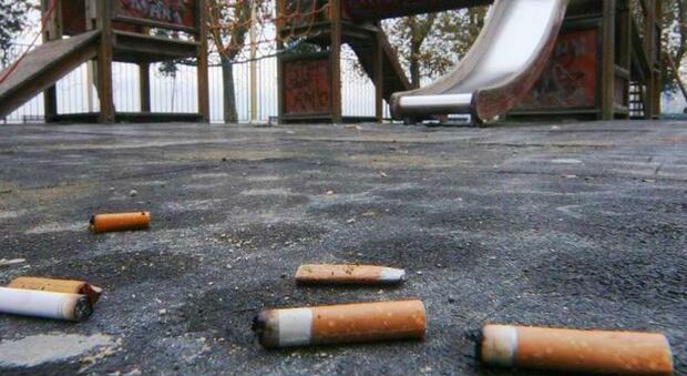 Mozzicone di sigaretta finisce sul passeggino e brucia i capelli del bambino: gettato dai vigili urbani