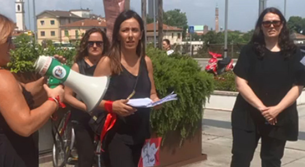 Il presidio delle donne davanti al tribunale di Vicenza, con Emanuela Natoli