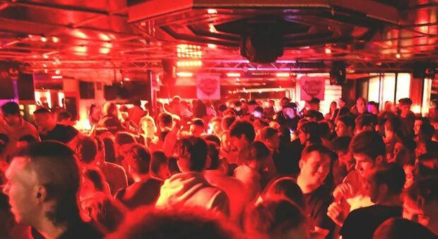 Coronavirus, 11 in quarantena in Versilia dopo la serata in discoteca: attesa tamponi Coronavirus, 11 in quarantena in Versilia dopo la serata in discoteca: attesa tamponi