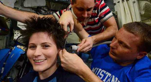 Spazio, i capelli di Samantha Cristoforetti tagliati dagli astronauti americani e russi Spazio, i capelli di Samantha Cristoforetti tagliati dagli astronauti americani e russi