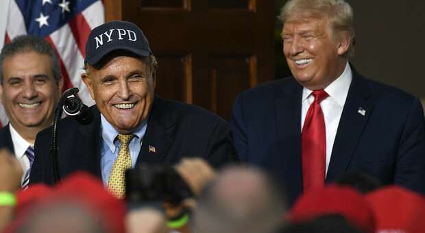 Covid, Trump: «Anche il mio amico Rudy Giuliani contagiato dal virus cinese»