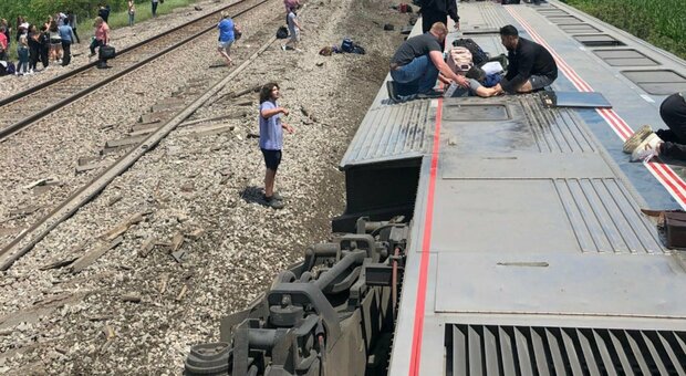 Usa, treno si scontra con un camion e deraglia in Missouri: morti e feriti