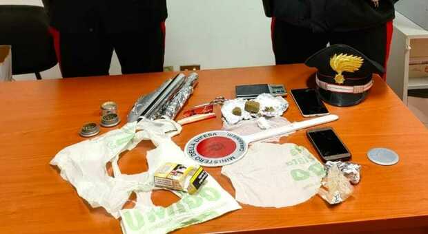 La droga e il materiale sequestrati dai carabinieri