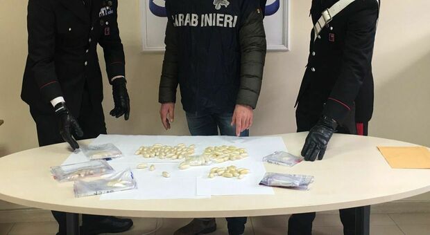 Atterra all'aeroporto di Fiumicino con 112 ovuli di eroina nello stomaco: arrestato 20enne