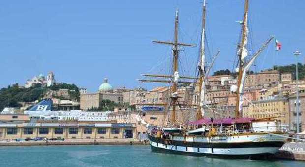 Palinuro attracca ad Ancona Due giorni per poterla visitare