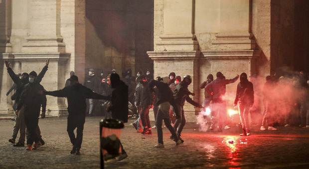Roma, scontri in centro: bombe carta e cassonetti in fiamme, la polizia carica. Alcuni fermati