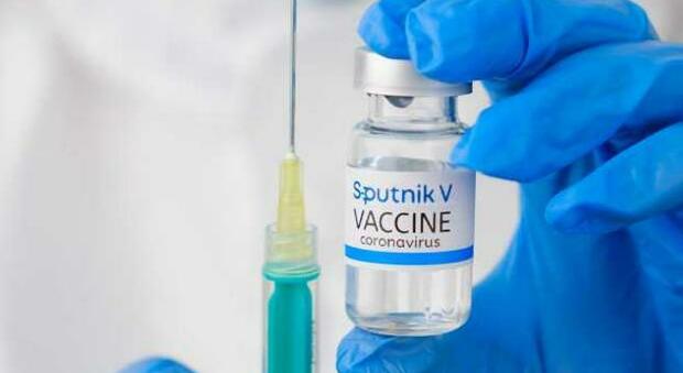 Sputnik, accuse alla Russia. «Rubato il progetto AstraZeneca per creare il vaccino»