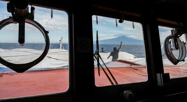 Migranti, la "Humanity 1" verso il porto di Taranto. La ong: «Viaggio di 42 ore, situazione precaria»