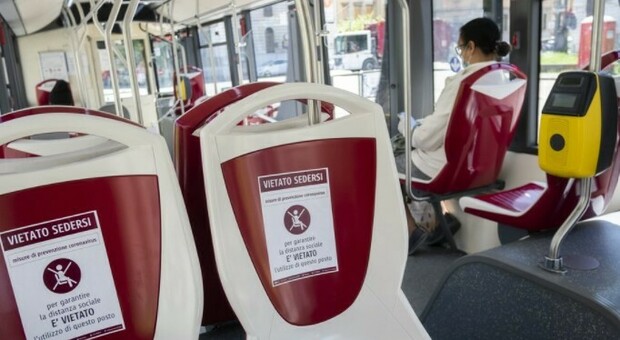 Covid, blitz dei Nas sui mezzi pubblici: trovati 32 casi di positività su bus e metro