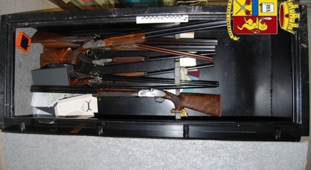 La cassaforte con i fucili ritrovata dalla polizia