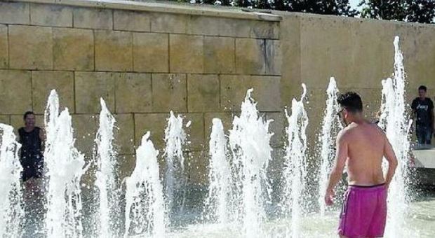 Roma, le fontane come piscine: nessuno ferma i vandali