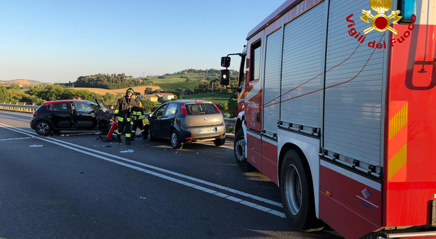 Terribile scontro frontale tra due auto: marito e moglie in gravi condizioni, codice rosso anche per una ragazza di 35 anni Terribile scontro frontale tra due auto: marito e moglie in gravi condizioni, codice rosso anche per una ragazza di 35 anni