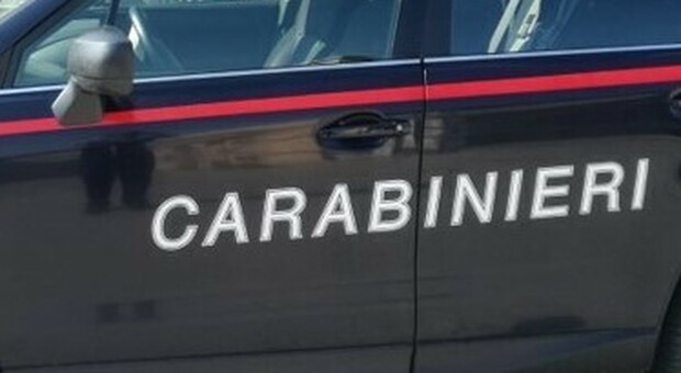 Gioca a guardia e ladri con le figlie: qualcuno denuncia e i carabinieri perquisiscono la casa Gioca a guardia e ladri con le figlie: qualcuno denuncia e i carabinieri perquisiscono la casa