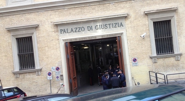 Truffe alle assicurazioni e ricatti Medici e rom tra i 50 a processo Truffe alle assicurazioni e ricatti Medici e rom tra i 50 a processo