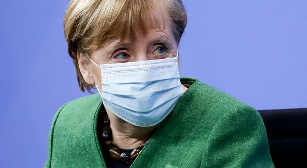 Covid, lockdown duro in Germania: Merkel vuole chiudere anche i supermercati 5 giorni