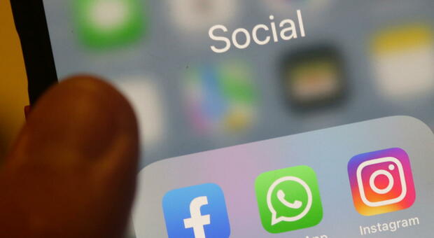 Maestre deridono un bimbo autistico sulla chat di WhatsApp: la denuncia