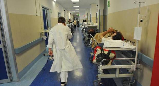 Paziente muore in ospedale, salma lasciata 3 ore in bagno sulla barella. Il dg del Cardarelli: "Il cadavere era nella medicheria"