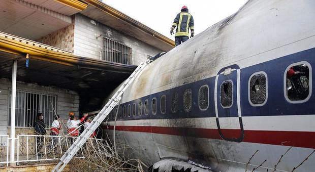 Iran, Boeing 707 sbaglia scalo e si schianta contro il muro dell'aeroporto: 15 morti