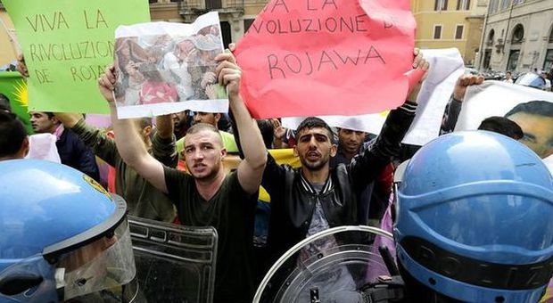Tensione a Montecitorio, manifestanti curdi-siriani cercano di sfondare l'ingresso della Camera