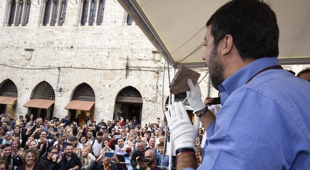 Salvini a Todi: «Renzi ladro di democrazia, ha il 3% e non lo vota nemmeno suo padre»