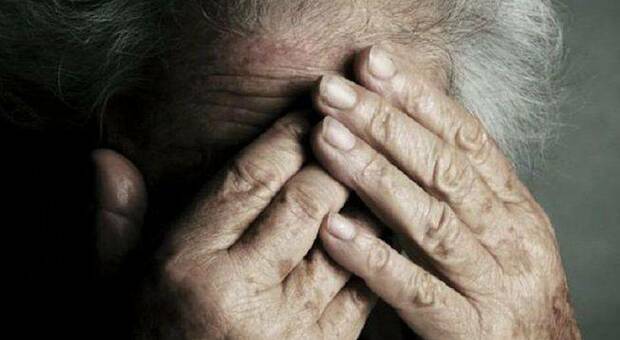 Anziana di 90 anni derubata e violentata in casa nel Comasco: arrestato 26enne nigeriano