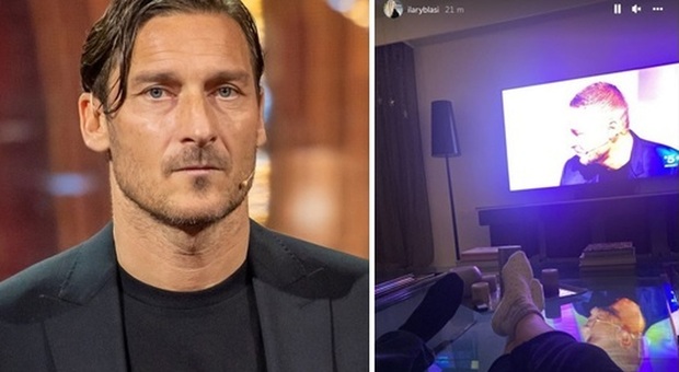 Francesco Totti, ovazione a "C'è posta per te". E Ilary Blasi guarda la trasmissione da casa con lui