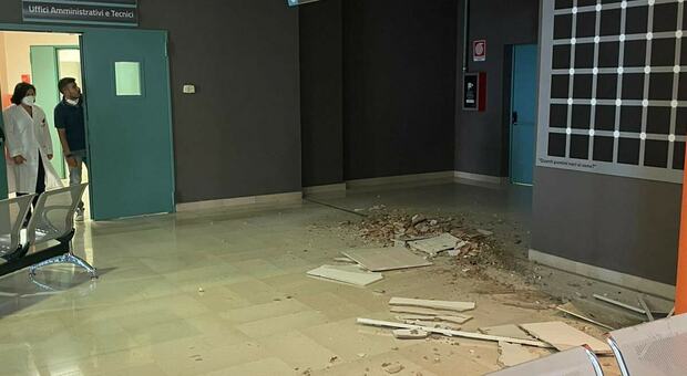 Cade il soffitto dell'Ospedale di Altamura. «Era il più nuovo di Puglia»