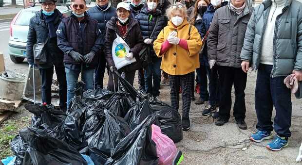 Il gruppo “La Via della Felicità” per l'ambiente: ripulite piazza e strade a Foggia