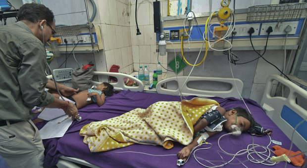 Epidemia di encefalite fa una strage: «Morti 152 bambini». Bufera su politici e governo