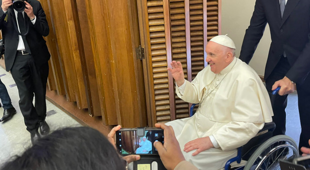 Papa Francesco in carrozzina per i problemi al ginocchio. Lungo applauso delle suore in Vaticano Foto