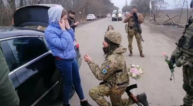 Ucraina, proposta di matrimonio al checkpoint: il soldato ferma l'auto per dare l'anello alla fidanzata