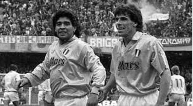 Maradona, il ricordo di Zola, erede nel Napoli: «Il più grande di tutti. Ci mancherai»