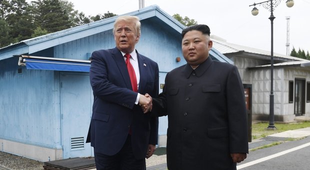 Trump-Kim, storica stretta di mano sul confine tra le due Coree