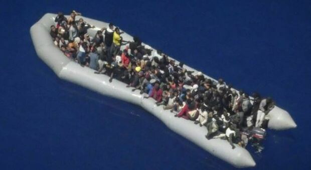 Migranti, gommone in avaria con 120 a bordo. Appello di Alarm Phone: «Salvateli»