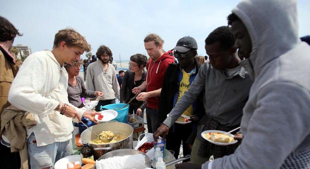 Ventimiglia, denunciati per aver dato da mangiare ai migranti