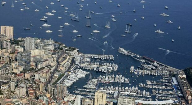 Una affascinante panoramica del porto di Monte Carlo dove si sta svolgendo il Salone della Nautica