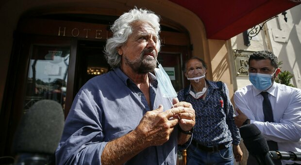 Beppe Grillo furioso: «Conte s'è montato la testa». Ma i pontieri non si arrendono