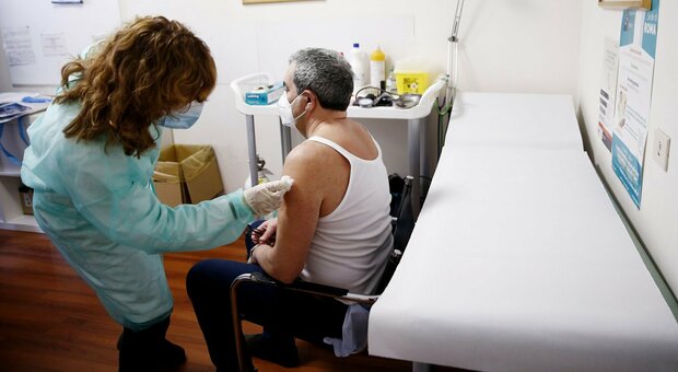 Vaccino Covid nel Lazio, pediatri in campo. «Ma richiami a rischio»