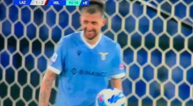 Acerbi e la risata dopo il gol del Milan, rottura con i tifosi della Lazio: «Non meriti questa maglia, vattene»