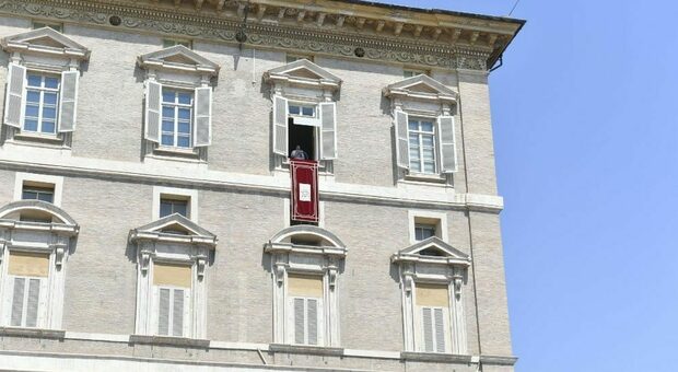 Papa Francesco chiede di aiutare i profughi di Lesbo dopo i roghi del campo di Moria Papa Francesco chiede di aiutare i profughi di Lesbo dopo i roghi del campo di Moria