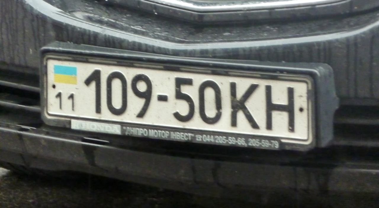 Un'auto con targa ucraina