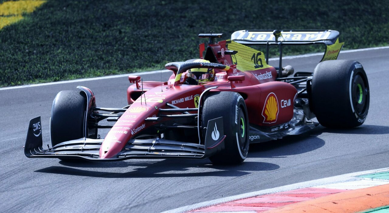 Gp Monza, Leclerc in pole position: battuto Verstappen. Tifosi Ferrari in delirio